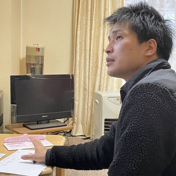 引きこもりの相談に乗る様子